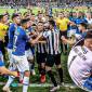 Cruzeiro dinobatkan sebagai juara Campeonato Mineiro setelah mengalahkan rivalnya Atletico Mineiro 1-0 dalam final yang panas yang kemudian menyaksikan 23 pemain dikeluarkan dari lapangan menyusul perkelahian massal. (lindaikejisblog.com)
