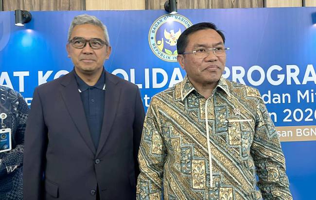 Wakil Kepala Badan Gizi Nasional Bidang Operasional Pemenuhan Gizi Sonny Sonjaya (kanan) saat memberikan keterangan di Kota Bandung, Jawa Barat, Minggu (8/3/2026). (Antara/Rubby Jovan)
