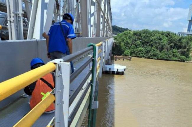 Pelindo menambah Port Entry Light (PEL) dan memasang alat sensor monitoring kondisi perairan di sekitar Jembatan Mahakam. (Pelindo Jasa Maritim)
