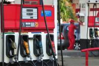 Foto Ilustrasi - Petugas melayani pengisian bahan bakar minyak (BBM) di salah satu SPBU Pertamina. (Dok Pertamina)