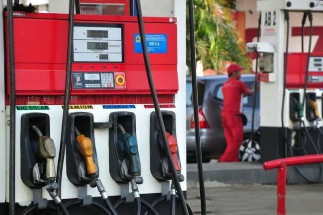 Foto Ilustrasi - Petugas melayani pengisian bahan bakar minyak (BBM) di salah satu SPBU Pertamina. (Dok Pertamina)
