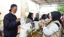 Sejumlah warga mengantre untuk mendapatkan bantuan pangan beras dan minyak goreng dari pemerintah sebagai stimulus ekonomi. (Dok Bapanas)