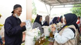 Sejumlah warga mengantre untuk mendapatkan bantuan pangan beras dan minyak goreng dari pemerintah sebagai stimulus ekonomi. (Dok Bapanas)