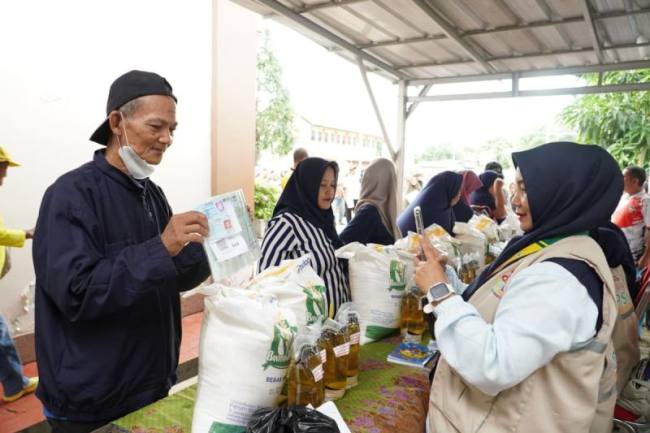 Sejumlah warga mengantre untuk mendapatkan bantuan pangan beras dan minyak goreng dari pemerintah sebagai stimulus ekonomi. (Dok Bapanas)