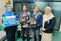 ‎PAKET-Kepala Cabang Bank Kalsel Banjarbaru, Rina Armiaty, menyerahkan paket sembako kepada perwakilan wartawan di Banjarbaru dalam kegiatan berbagi.