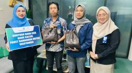 ‎PAKET-Kepala Cabang Bank Kalsel Banjarbaru, Rina Armiaty, menyerahkan paket sembako kepada perwakilan wartawan di Banjarbaru dalam kegiatan berbagi.