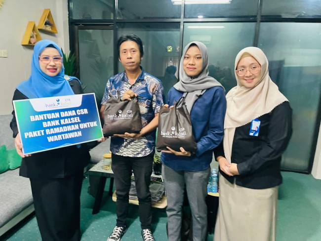 ‎PAKET-Kepala Cabang Bank Kalsel Banjarbaru, Rina Armiaty, menyerahkan paket sembako kepada perwakilan wartawan di Banjarbaru dalam kegiatan berbagi.