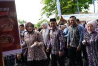 PASAR WADAI - Direktur Bisnis Bank Kalsel Akhmad Fauzi Noor saat mendampingi Wakil Gubernur Kalsel H Hasnuryadi juda istrinya Wali Kota Banjarmasin HM Yamin HR bersama istrinya disela2 pembukaan Pasar Wadai Ramadhan, belum lama ini.(Foto: DokBankKalsel)