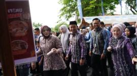 PASAR WADAI - Direktur Bisnis Bank Kalsel Akhmad Fauzi Noor saat mendampingi Wakil Gubernur Kalsel H Hasnuryadi juda istrinya Wali Kota Banjarmasin HM Yamin HR bersama istrinya disela2 pembukaan Pasar Wadai Ramadhan, belum lama ini.(Foto: DokBankKalsel)