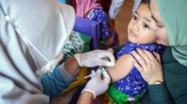 Pelaksanaan imunisasi campak di Kabupaten Sumenep, Jawa Timur. (Antara/Rizal Hanafi)