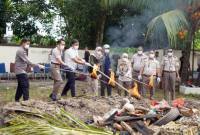 Badan Karantina Indonesia melalui Karantina Hewan, Ikan, dan Tumbuhan Kalimantan Barat (Karantina Kalbar) memusnahkan berbagai komoditas hewan, ikan, dan tumbuhan yang berpotensi membawa hama dan penyakit karantina. (ANTARA/Rendra Oxtora)