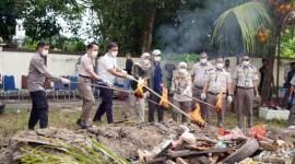 Badan Karantina Indonesia melalui Karantina Hewan, Ikan, dan Tumbuhan Kalimantan Barat (Karantina Kalbar) memusnahkan berbagai komoditas hewan, ikan, dan tumbuhan yang berpotensi membawa hama dan penyakit karantina. (ANTARA/Rendra Oxtora)