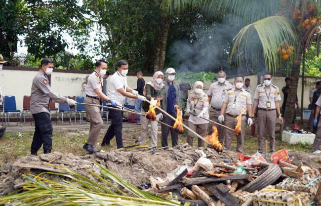 Badan Karantina Indonesia melalui Karantina Hewan, Ikan, dan Tumbuhan Kalimantan Barat (Karantina Kalbar) memusnahkan berbagai komoditas hewan, ikan, dan tumbuhan yang berpotensi membawa hama dan penyakit karantina. (ANTARA/Rendra Oxtora)