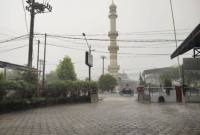 Foto Ilustrasi: Warga melintasi jalan protokol saat hujan mengguyur Kota Palangka Raya, Senin (2/2/2026). (Dok Antara Foto)