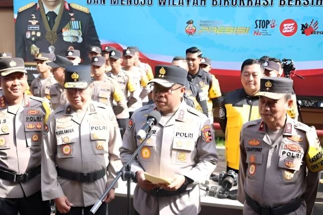 Kadiv Humas Polri Irjen Pol Johnny Eddizon Isir (kedua kanan) berbicara dengan awak media di Gedung Humas Polri, Jakarta, Rabu (11/3/2026). (Dok Divisi Humas Polri)