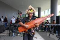 Petikan Sape alat musik tradisional berasal dari Kalimantan Timur, mengalun memberikan warna tersendiri pada pagelaran seni dan hiburan di KIPP IKN. (Dok Humas OIKN)