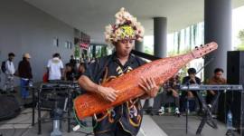 Petikan Sape alat musik tradisional berasal dari Kalimantan Timur, mengalun memberikan warna tersendiri pada pagelaran seni dan hiburan di KIPP IKN. (Dok Humas OIKN)