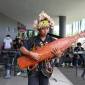 Petikan Sape alat musik tradisional berasal dari Kalimantan Timur, mengalun memberikan warna tersendiri pada pagelaran seni dan hiburan di KIPP IKN. (Dok Humas OIKN)