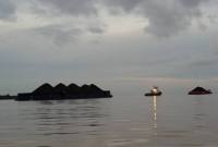 Ponton berisi gunungan batu bara di Muara Segah, delta Sungai Mahakam. Provinsi Kalimantan Timur, dan sepanjang awal 2026 para pengusaha batu bara sudah mendapatkan keuntungan berlipat (Antara/Novi Abdi)