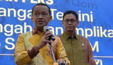 Menteri Energi dan Sumber Daya Mineral (ESDM) Bahlil Lahadalia (kiri) dan Wakil Menteri ESDM Yuliot (kanan) dalam Konferensi Pers Perkembangan Terkini Timur Tengah dan Implikasi Terhadap Sektor ESDM, yang digelar di Kantor Kementerian ESDM, Jakarta, Selasa (3/3/2026). (Antara/Putu I Savitri)