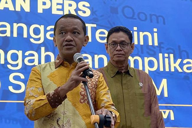 Menteri Energi dan Sumber Daya Mineral (ESDM) Bahlil Lahadalia (kiri) dan Wakil Menteri ESDM Yuliot (kanan) dalam Konferensi Pers Perkembangan Terkini Timur Tengah dan Implikasi Terhadap Sektor ESDM, yang digelar di Kantor Kementerian ESDM, Jakarta, Selasa (3/3/2026). (Antara/Putu I Savitri)