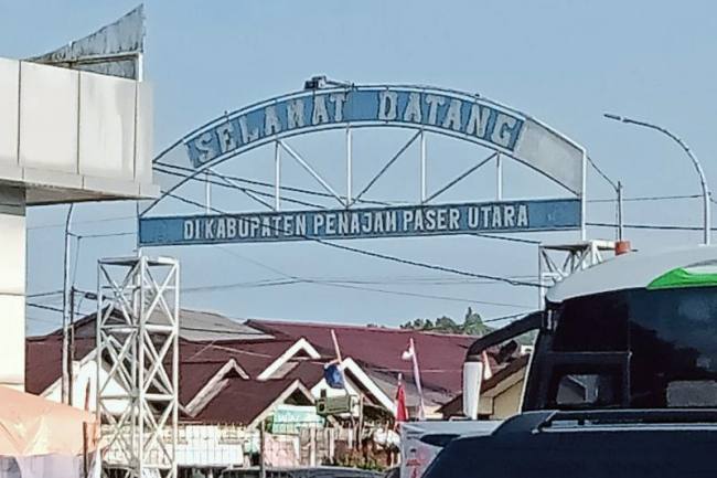 Pintu Gerbang Madani Kabupaten Penajam Paser Utara, Provinsi Kalimantan Timur. (Antara/Nyaman B Purwaniawan)

