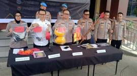 Kapolresta Samarinda Kombes Pol Hendri Umar (tiga dari kiri, depan) beserta jajaran saat menunjukkan barang bukti atas perkara pencurian kabel milik publik, di Samarinda, Senin (9/3/2026). (Antara/A Rifandi)