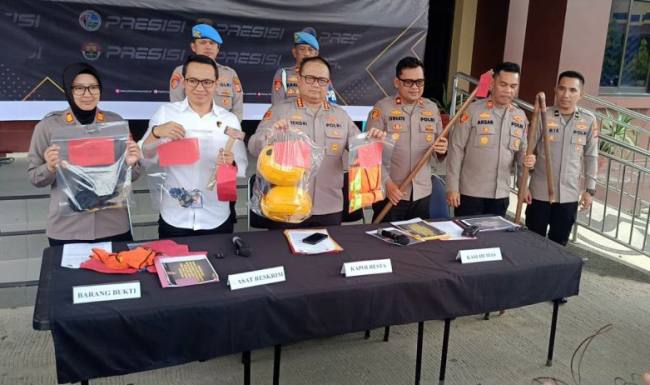 Kapolresta Samarinda Kombes Pol Hendri Umar (tiga dari kiri, depan) beserta jajaran saat menunjukkan barang bukti atas perkara pencurian kabel milik publik, di Samarinda, Senin (9/3/2026). (Antara/A Rifandi)