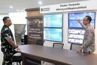 General Manager Bandara Internasional Syamsudin Noor Stephanus Millyas Wardana menunjukkan data penerbangan di Posko Terpadu Angkutan Udara Periode Lebaran di Exhibition Hall Terminal Kedatangan, Kamis (12/3/2026). (Antara/Firman)