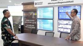 General Manager Bandara Internasional Syamsudin Noor Stephanus Millyas Wardana menunjukkan data penerbangan di Posko Terpadu Angkutan Udara Periode Lebaran di Exhibition Hall Terminal Kedatangan, Kamis (12/3/2026). (Antara/Firman)