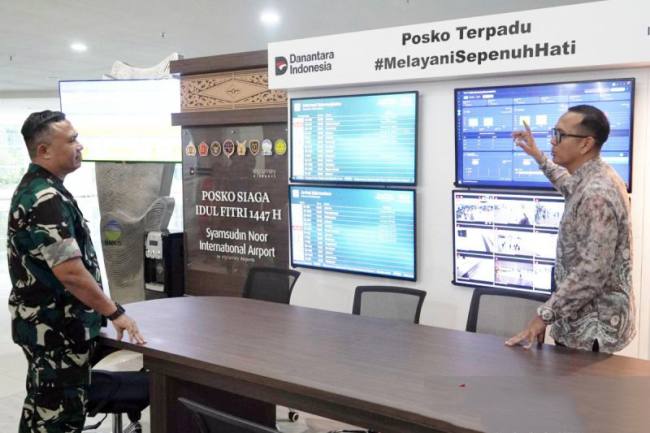 General Manager Bandara Internasional Syamsudin Noor Stephanus Millyas Wardana menunjukkan data penerbangan di Posko Terpadu Angkutan Udara Periode Lebaran di Exhibition Hall Terminal Kedatangan, Kamis (12/3/2026). (Antara/Firman)