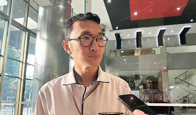 Juru Bicara Komisi Pemberantasan Korupsi Budi Prasetyo memberikan keterangan di Gedung Merah Putih KPK, Jakarta, Senin (23/2/2026). (Antara/Rio Feisal)
