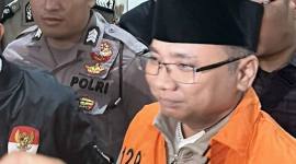 Mantan Menteri Agama sekaligus tersangka kasus kuota haji Yaqut Cholil Qoumas memakai rompi oranye dan berjalan menuju mobil tahanan di Gedung Merah Putih KPK, Jakarta, Kamis (12/3/2026). (Antara/Rio Feisal)