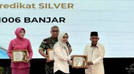 Kepala Perwakilan BKKBN Kalsel Farah Adibah (kedua kanan) menyerahkan penghargaan kepada lembaga yang berperan mencegah stunting pada kegiatan Rapat Koordinasi Daerah Bangga Kencana 2026 di Gedung Mahligai Pancasila, Banjarmasin, Kalimantan Selatan, Kamis (5/3/2026). (Antara/Tumpal A Aritonang)