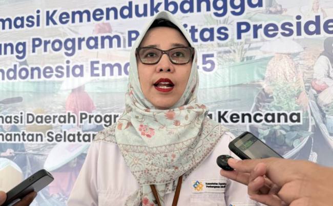 Kepala Perwakilan BKKBN Kalsel Farah Adibah memberikan keterangan pada kegiatan Rapat Koordinasi Daerah Bangga Kencana 2026 di Gedung Mahligai Pancasila, Banjarmasin, Kalimantan Selatan, Kamis (5/3/2026). (Antara/Tumpal A Aritonang)
