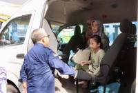 Asisten Perekonomian dan Pembangunan Sekretariat Daerah Provinsi Kalsel Ariadi Noor (kiri) berkomunikasi dengan seorang peserta mudik gratis di Terminal Pal 6 Banjarmasin, Kalimantan Selatan. (Dok Dishub Kalsel)