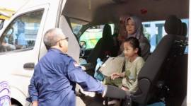 Asisten Perekonomian dan Pembangunan Sekretariat Daerah Provinsi Kalsel Ariadi Noor (kiri) berkomunikasi dengan seorang peserta mudik gratis di Terminal Pal 6 Banjarmasin, Kalimantan Selatan. (Dok Dishub Kalsel)