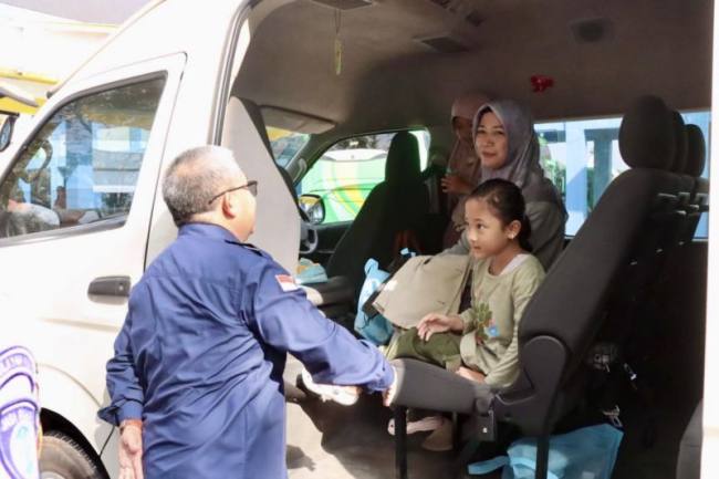 Asisten Perekonomian dan Pembangunan Sekretariat Daerah Provinsi Kalsel Ariadi Noor (kiri) berkomunikasi dengan seorang peserta mudik gratis di Terminal Pal 6 Banjarmasin, Kalimantan Selatan. (Dok Dishub Kalsel)