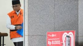 Tersangka kasus dugaan korupsi Yaqut Cholil Qoumas berjalan menuju ruang pemeriksaan di Gedung Merah Putih KPK, Jakarta, Rabu (25/3/2026). Mantan Menteri Agama periode 2020-2024 itu diperiksa dalam kasus dugaan korupsi kuota haji dan penyelenggaraan ibadah haji yang merugikan negara sekitar Rp622 miliar. (ANTARA FOTO/Indrianto Eko Suwarso)