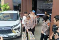 
Kapolresta Samarinda Kombes Pol Hendri Umar saat menunjukkan baterai tower telekomunikasi yang dicuri teknisi gadungan. (Antara/A Rifandi)