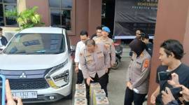 
Kapolresta Samarinda Kombes Pol Hendri Umar saat menunjukkan baterai tower telekomunikasi yang dicuri teknisi gadungan. (Antara/A Rifandi)