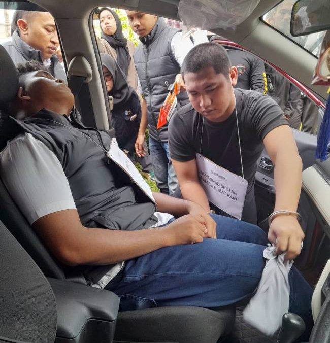 Terdakwa Muhammad Seili ketika melakukan rekonstruksi atas kasus pemnuuhan 