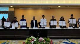 Dari kiri ke kanan: Mendukbangga/Kepala BKKBN Wihaji, Menteri PPPA Arifah Fauzi, Mendikdasmen Abdul Mu'ti, Menag Nasaruddin Umar, Menko PMK Pratikno, Menkes Budi Gunadi Sadikin, Menkomdigi Meutya Hafid, Mensos Saifullah Yusuf dan perwakilan Kapolri dalam penandatanganan SKB tentang Kesehatan Jiwa Anak di Jakarta, Kamis (5/3/2026). (Antara/Prisca Triferna)