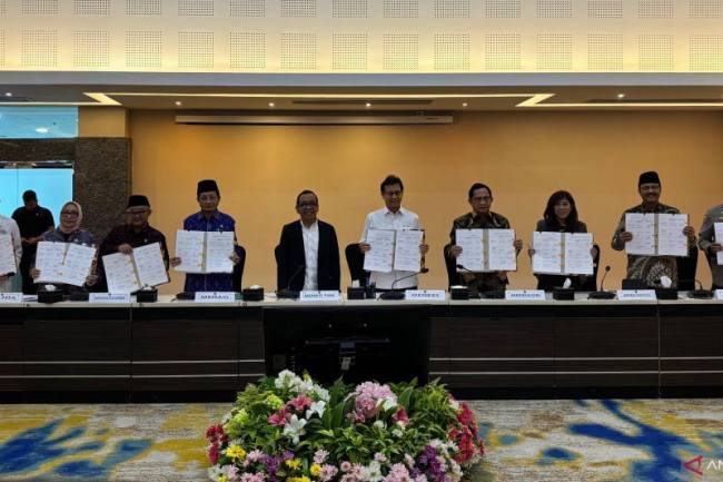 Dari kiri ke kanan: Mendukbangga/Kepala BKKBN Wihaji, Menteri PPPA Arifah Fauzi, Mendikdasmen Abdul Mu'ti, Menag Nasaruddin Umar, Menko PMK Pratikno, Menkes Budi Gunadi Sadikin, Menkomdigi Meutya Hafid, Mensos Saifullah Yusuf dan perwakilan Kapolri dalam penandatanganan SKB tentang Kesehatan Jiwa Anak di Jakarta, Kamis (5/3/2026). (Antara/Prisca Triferna)