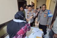 Tes urine mendadak dilakukan secara acak terhadap sekitar 25 personel Polsekta Banjarmasin Timur bersama Sidokkes Polresta Banjarmasin, Jumat (6/3/2026). (SuarIndonesia/YI)