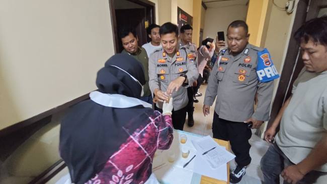 Tes urine mendadak dilakukan secara acak terhadap sekitar 25 personel Polsekta Banjarmasin Timur bersama Sidokkes Polresta Banjarmasin, Jumat (6/3/2026). (SuarIndonesia/YI)
