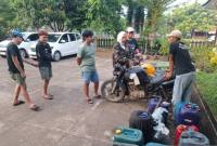 Anggota Polsek Selatan mengamankan lima orang terduga pelaku penyalahgunaan bahan bakar minyak (BBM) bersubsidi di Kota Pontianak. (Humas Polresta Pontianak)