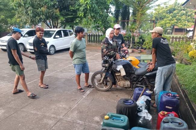 Anggota Polsek Selatan mengamankan lima orang terduga pelaku penyalahgunaan bahan bakar minyak (BBM) bersubsidi di Kota Pontianak. (Humas Polresta Pontianak)