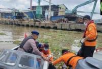 Samsuri, berumur 76 tahun, warga Komplek Wengga, Mantuil Banjarmasin Selatan dirtemukan tak bernyawa mengapung di Sungai Martapura, Kalsel, Rabu (18/3/2026). (SuarIndonesia/DO)