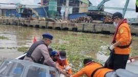 Samsuri, berumur 76 tahun, warga Komplek Wengga, Mantuil Banjarmasin Selatan dirtemukan tak bernyawa mengapung di Sungai Martapura, Kalsel, Rabu (18/3/2026). (SuarIndonesia/DO)